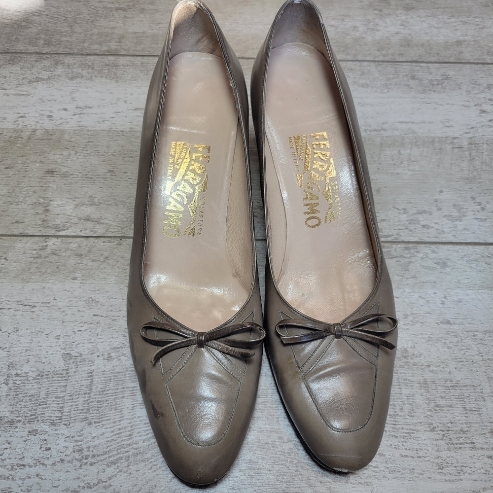 VTG Ferragamo Tan Almond Toe Pumps with bowtie